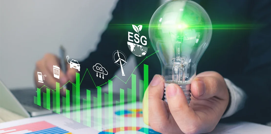 A corporate presenter stands before a world map with logistics icons, explaining the international reach and operational benefits of obtaining an ISO 50001 Energy Management Certification in UAE.