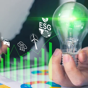 A corporate presenter stands before a world map with logistics icons, explaining the international reach and operational benefits of obtaining an ISO 50001 Energy Management Certification in UAE.